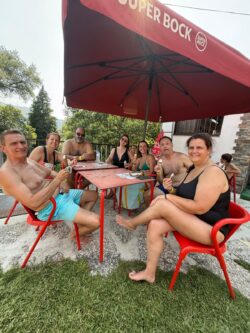 Ponham os "putos" na água e vamos tomar uma "bejeca". Upss. gelado, gelado.