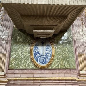Há uma clara ideia de ascensão e transcendência, da base terrena até ao cimo onde está a cruz.
