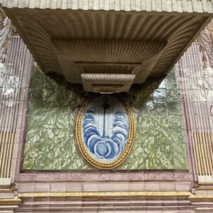 Há uma clara ideia de ascensão e transcendência, da base terrena até ao cimo onde está a cruz.