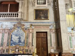 Pode-se observar um dos azulejos sobre Santo Agostinho e um quadro do Papa ?