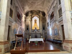 Vista frontal do presbitério. Onde se pode ver a magnificência do altar mor.