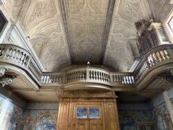 Vista para o coro alto, onde se encontra o orgão ibérico