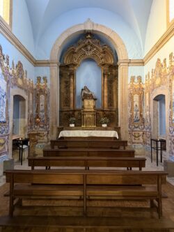 Pode-se ver ao fundo o Sacrário em cima no altar uma Pietà