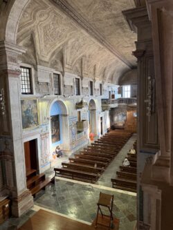 Vista superior da nava pelo varandim da sala dos acólitos.