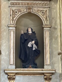 Imagem de Santa com hábito e pano branco na mão