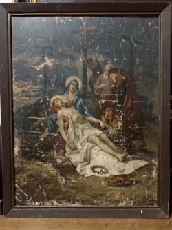 Maria sustenta o corpo de Cristo após a crucifixão, numa cena de luto silencioso, marcada por dor, compaixão e esperança redentora.