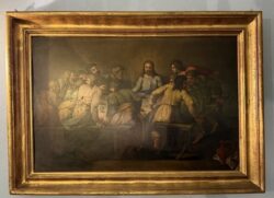 Jesus partilha a última ceia com os Apóstolos, momento em que institui a Eucaristia, envolto em expressividade e tensão dramática.